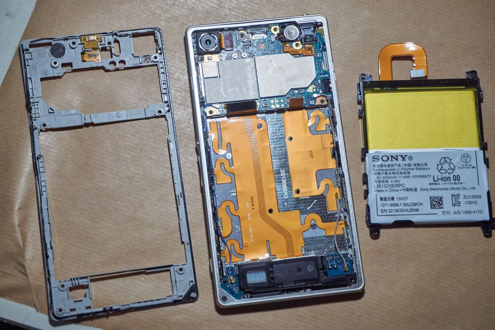 Med kun batteriet og rammen igjen, var dette nokså enkelt å sette sammen igjen. Bare husk på å koble til hovedkortet igjen før du setter inn rammen.