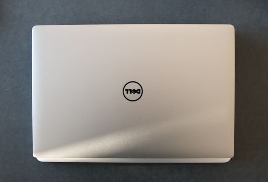 XPS 15 er noe smalere enn MacBook Pro 15, men også lengre takket være 16:9-panelet.