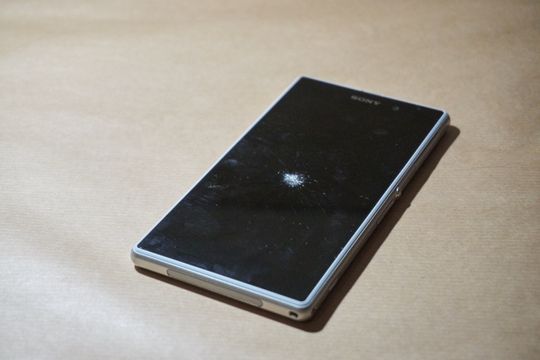 Å falle en halv meter ned på glasskår er alt som skal til for å knuse en skjerm. Det fikk denne Xperia Z1-en lære på den harde måten.