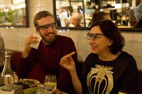 Restaurantgjestene ble utstyrt med Google Glass.