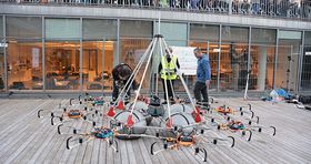 Dronen har 48 propeller fordelt på åtte armer.