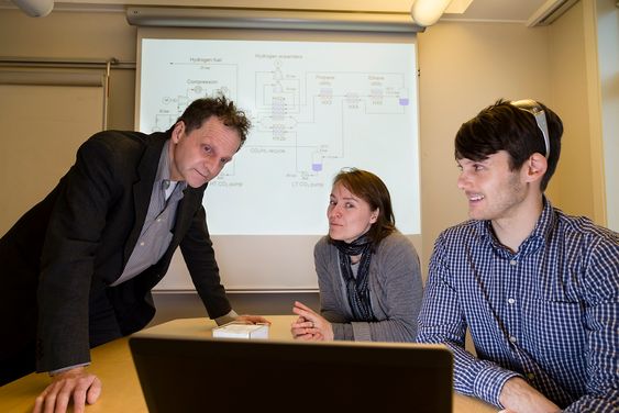 Sentrale aktører i "Kald CO2-fangst"-prosjektet diskuterer resultatene. Fra venstre: sjefforsker Petter Nekså, forsker Kristin Jordal og sivilingeniør David Berstad, alle SINTEF Energi. 