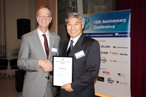 Charlie Li ble tildelt teknologiprisen Northern Lights Technology Award 2013 for D-Bolt. Her sammen med Magnus Ericsson, direktør i Raw Material Group. Juryen vektla kvaliteten på innovasjonsarbeidet som førte til den viktige utviklingen som D-Bolt representerer for sikringen av dype gruver. 