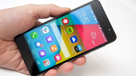 Honor 6 har ingen appmeny slik Android-telefoner flest har, men i stedet en iOS-lignende løsning med alle installerte apper på startskjermene. 