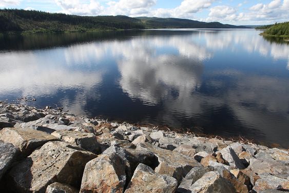 DOKKFLØYVANNET 20070720: Det er historisk mye vann i vannmagasinet i Dokkfløyvannet i Oppland fylke. Foto: Bjørn Sigurdsøn / SCANPIX 