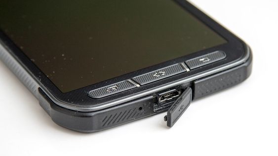 En luke sørger for at USB-kontakten er vanntett når den ikke er i bruk. 