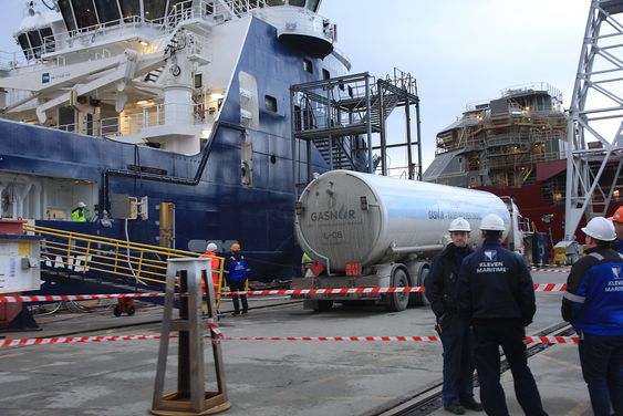 Offshore LNG-drevet fartøy bunkrer LNG ved kai på Kleven Verft for to år siden. I forslaget til nye regler skal det i  en indre sone på 25 meter skal det ikke finne tennkilder og kun personer som er direkte involvert i bunkringen kan oppholde seg. 