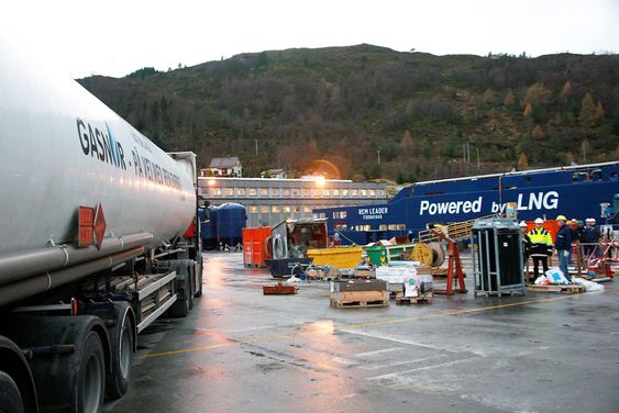 Tankbil fra Gasnor kjører i posisjon for å bunkre LNG på offshore forsyningsskip. 