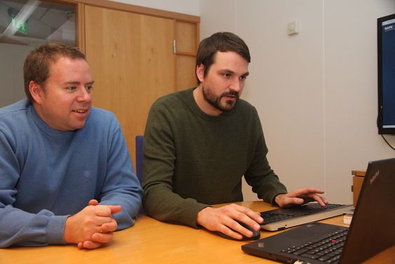 Sikkerhetsingeinørene Bård Anders Rounge og  Eivind Kleiven i Safetec har jobbet i flere år med AIS-data. 