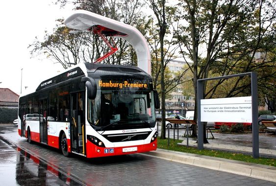 Tre av Volvos nye ladbare hybridbusser settes i drift i Hamburg nå i desember. Her er en av endestasjonene der bussen hurtiglades i inntil seks minutter med 150 kW effekt. 