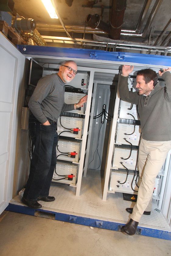 Trygt: Batteribanken på 30-40 kWh er plassert i en container i kjelleren på Marintek. Erik Hennie, Marintek - til venstre, og John Olav Lindtjørn, ABB.