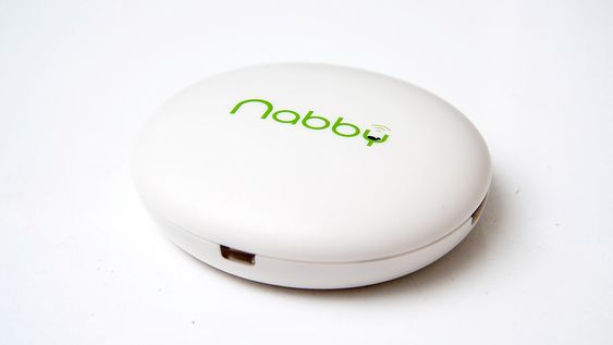 Nabby har batteritid på 70 timer, og lades via USB. 