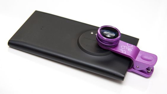 Objektivet kan klipses på de fleste mobiler, som Nokia Lumia 1020. 