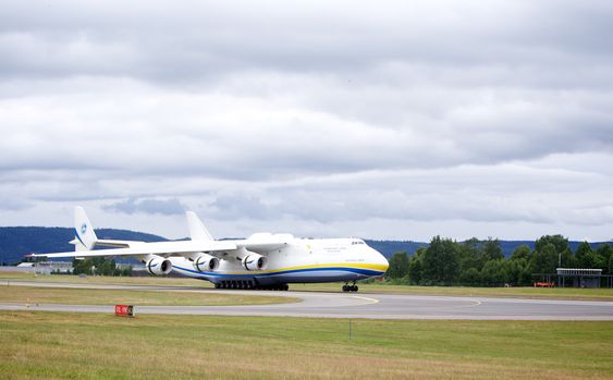 An-225 lander på Oslo lufthavn.