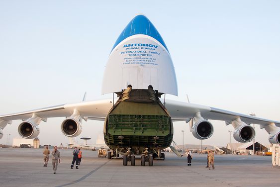 An-225 gjøres klar for å laste ombord 150 tonn norsk forsvarsmateriell.