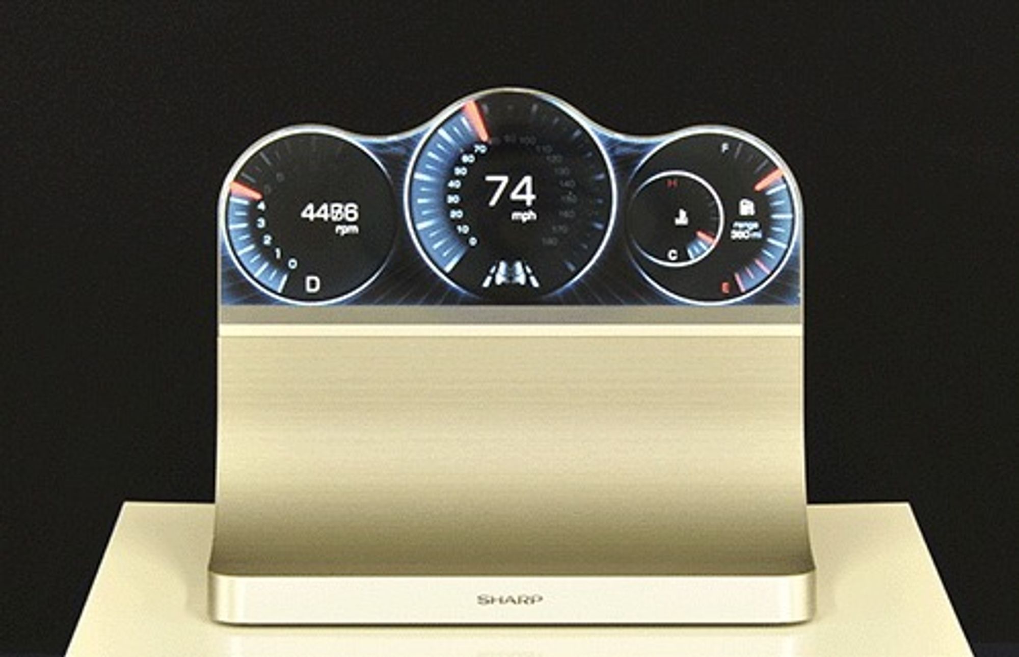 Sharp demonsterer hvordan instrumentpanelet i en bil kan bestå av én enkelt skjerm. 