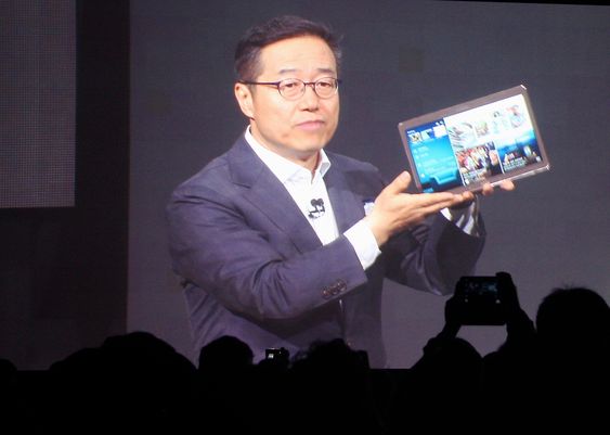 Samsungs DJ Lee sparte ikke på superlativene da han presenterte Galaxy Tab 5. Han la mest vekt på en bedre bildegjengivelse som følge av at de benytter en Amoled-skjerm. 