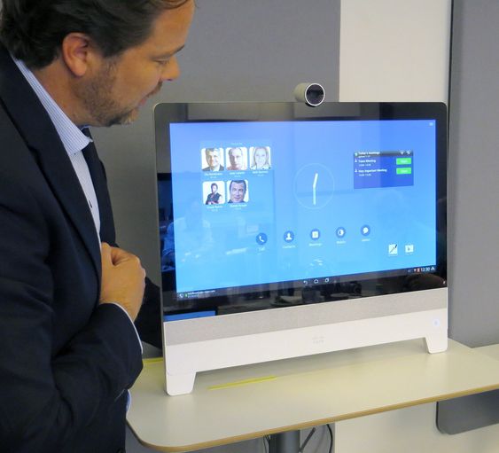 Snorre Kjesbu demonstrerer DX80 for Teknisk Ukeblad. 