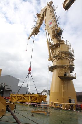 400 tonn: Kranen fra National Oilwell Varco testes med 400 tonn i kroken, og deretter med 40 tonn til. Det merkes ikke i skipet. 