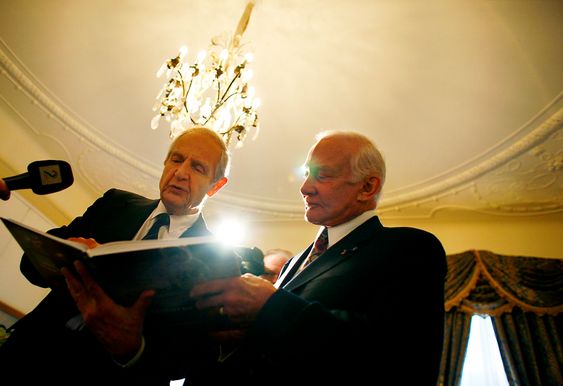 OSLO 20071118:Buzz Aldrin -det andre menneske i historien som satte foten på månen - kom til Oslo søndag for å være hovedtaler ved Astrofestivalen på Universitetet i Oslo. Aldrin, som satte sitt fotavtrykk i månestøvet bare 19 minutter etter Armstrong, er nå en dedikert omreisende ambassadør for utdannelse og nye fremstøt i rommet. Her sammen med Erik Tandberg (tv).Foto: Sara Johannessen / SCANPIX