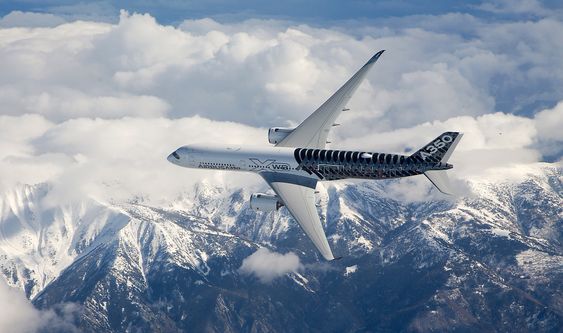 På A350 XWB er mesteparten av skroget og vingene laget i karbonfiber. Det er likevel unntak: Vingeforkant og snute er laget i aluminium-litium-legering og motorfestene er laget i titan. I strukturen er det fortsatt mye stål (seks prosent av flyets vekt). 