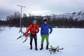 Droner brukes allerede til inspeksjon av kraftliner. Lars Sletten (t.h.) og ingeniør Per Helge Sæter er droneflygere i Hålogaland kraft.