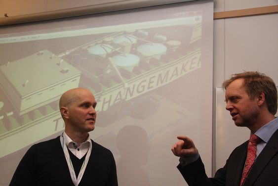 Skipsingeniør og prosjektleder Petter Andersen og konserndirektør Bjørn Kj. Haugland fra DNV GL håper noen griper ideen og utvikler det videre til et fullverdig flytende  renseanlegg. 