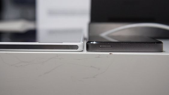 Det er neste umulig tynt med sine 6,4 millimeter. Her ved siden av Apple iPhone 5S. 