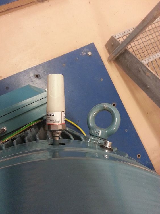 Bildet viser en trådløs vibrasjonssensor som er montert på en motor i en av Oslo vannpumpe-stasjoner. Sensoren gjør det blant annet mulig å identifisere feil i motorens kulelagre, før feilen fører til driftsproblemer. 