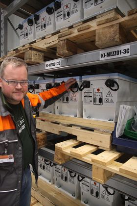 Batteritest: Asbjørn Halsebakke ved Wärtsiläs nye testsenter på Stord med  batterier tilsvarende dem som er om bord i Viking Lady. 