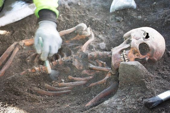 Arkeologene tror dette har vært en kraftig mann i 20-årene. Han er nå en av rundt 100 som man nå har funnet knokler etter ved den kommende traseen til Follobanen.  