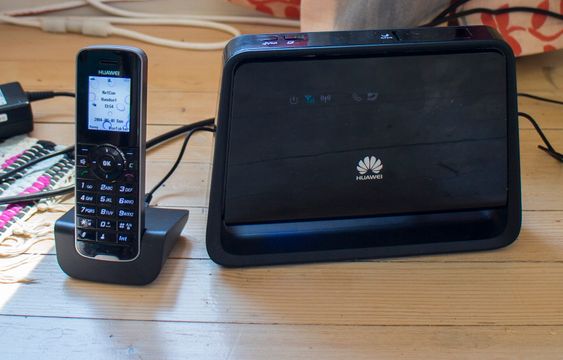 Med noko attåt: Huaweis B890 bredbåndsruter kommer med en DECT-telefon. Det er smart på to måter. For det første gjør det oppsettet mye enklere og man kan snakke i den om ruteren har et abonnement som støtter både tale og data. Da får man glede av den eksterne antennen man kobler til.  
