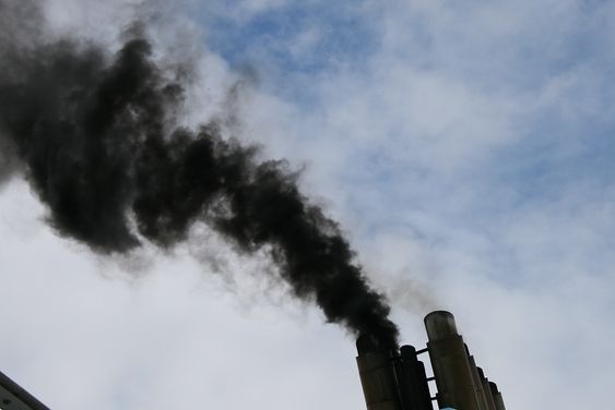 Eksos: Svart og fæl eksos fra skipsmotoren ved oppstart. Den inneholder svovel, sot og partikler i tillegg til nitrogenoksider (NOx) og CO2. Scrubbere kan benyttes for å vaske ut så å si all svovel og partikler.