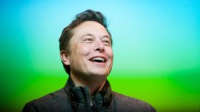 Elon Musk skal ha 10.000 kroner om du vil sikre deg plass i Model 3-køen.