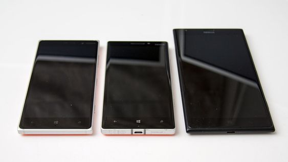 Lumia 830 og de ikke altfor fjerne slektningene Lumia 930 (i midten) og Lumia 1520 (til høyre). 
