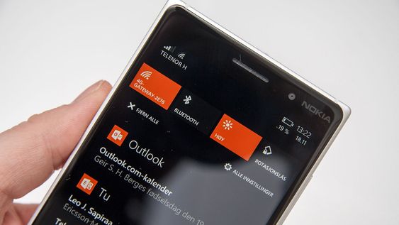 Vi setter pris på at Windows Phone har fått et varsel- og snarveisenter, men det er fortsatt en del begrensninger i dette. Til gjengjeld kan det tilpasses i langt større grad enn på iOS. 