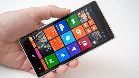 Windows Phone 8.1 er enkelt å tilpasse, og fremstår som rent og pent.