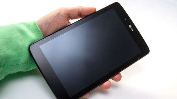 LG G Pad 7.0 kan lett håndteres med én hånd. 