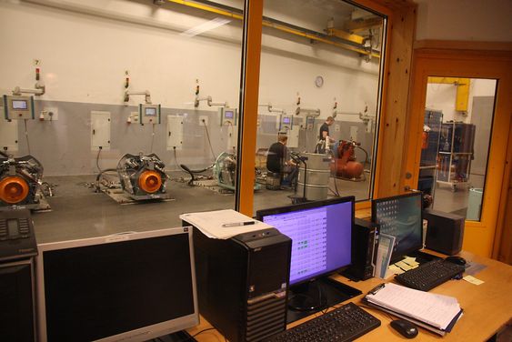 Testbenk: Alle kompressorer blir grundig testet før de forlater fabrikken på Ellingsøy. 