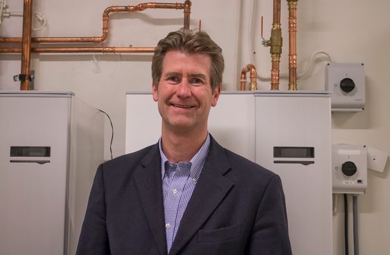 Vil redusere energibruken i boliger: Styreleder i Norsk Varmepumpeforening, Gunnar Solem er bekymret for at utskiftningen av gamle oljefyringsanlegg frem mot forbudet om seks år går for sakte. Og an er ingen tilhenger av varme vannet direkte med strøm.