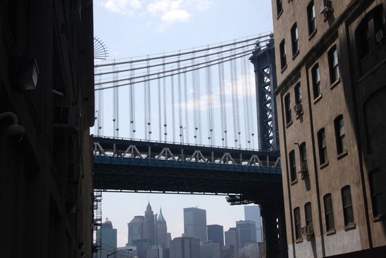 Det er ingenting å si på utsikten fra kontorlokalene i Dumbo. Her ses Manhattan Bridge fortan Manhattan skyline. 