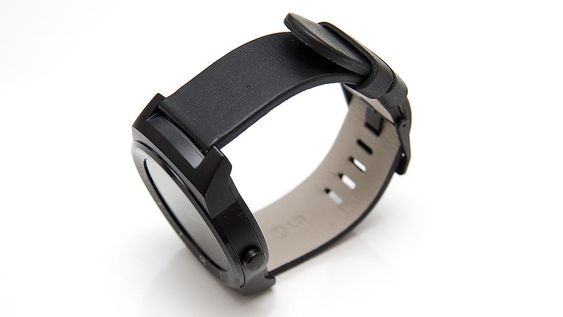 G Watch R er ikke noe monster, men med en centimeters tykkelse er den heller ikke en slank sak.