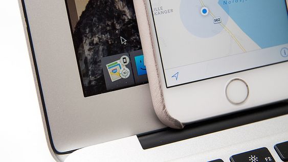 På Mac OS X Yosemite vil Handoff-ikonet dukke opp til venstre i Dock-menyen. Her vises ikon for Apple Maps, som er åpent på iPhone. 