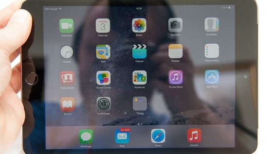 Skjermen har rimelig høy oppløsning, men er mer utsatt for refleksjoner enn nye iPad Air 2. 