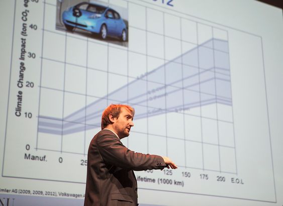 Professor Anders Hammer Strømman ved NTNU forventer at utslippene fra produksjonen av elbiler vil gå nedover. 