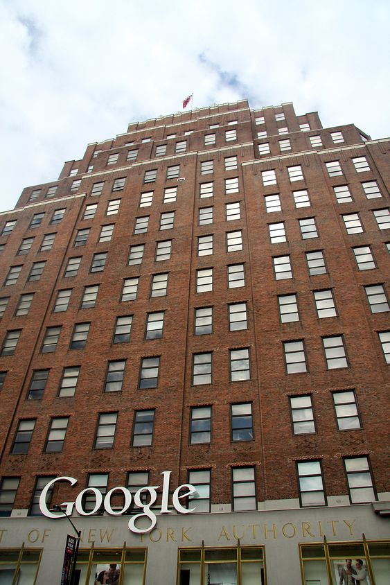 111 8th Avenue ruver i Chelsea-distriktet i New York, og er totelt sett byens fjerde største bygning. 