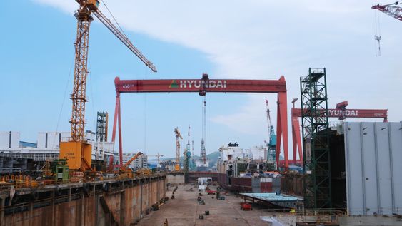 Tørrdokk på skipsverftet til Hyundai Heavy Industries i Ulsan, Sør-Korea. 