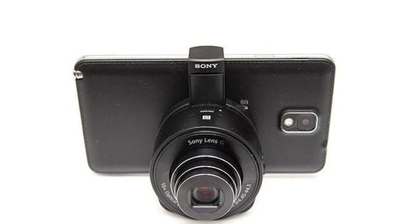 QX10 er et digitalkamera fra Sony som kan festes til telefonen din. 