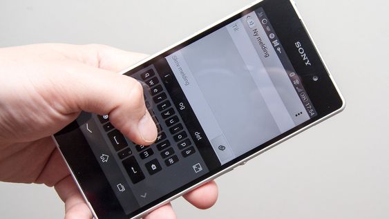 Du kan flytte tastene på tastaturet til siden av skjermen for å gjøre det enklere å bruke mobilen med én hånd.