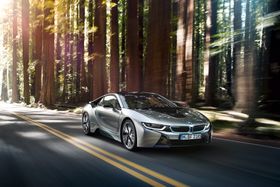 Ladehybrid: BMW i8 bruker masse karbonfiber i konstruksjonen av bilen slik at vekten er redusert til under 1500 kg. Med et oppgitt CO2-utslipp på 59 gram per kilometer kan man ha god samvittighet selv når man kjører et slikt råskinn. 
